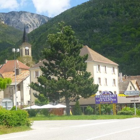 Hotel Restaurant Les Alpins Saint-Julien-en-Beauchêne エクステリア 写真
