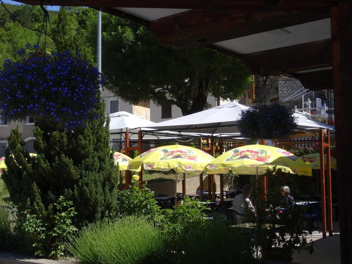 Hotel Restaurant Les Alpins Saint-Julien-en-Beauchêne エクステリア 写真